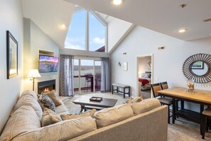 Smart TV - The Lookout - Top Floor Panoramic Views! (Osage Beach)