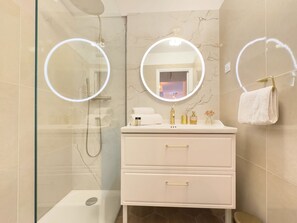 Shower, hair dryer, towels