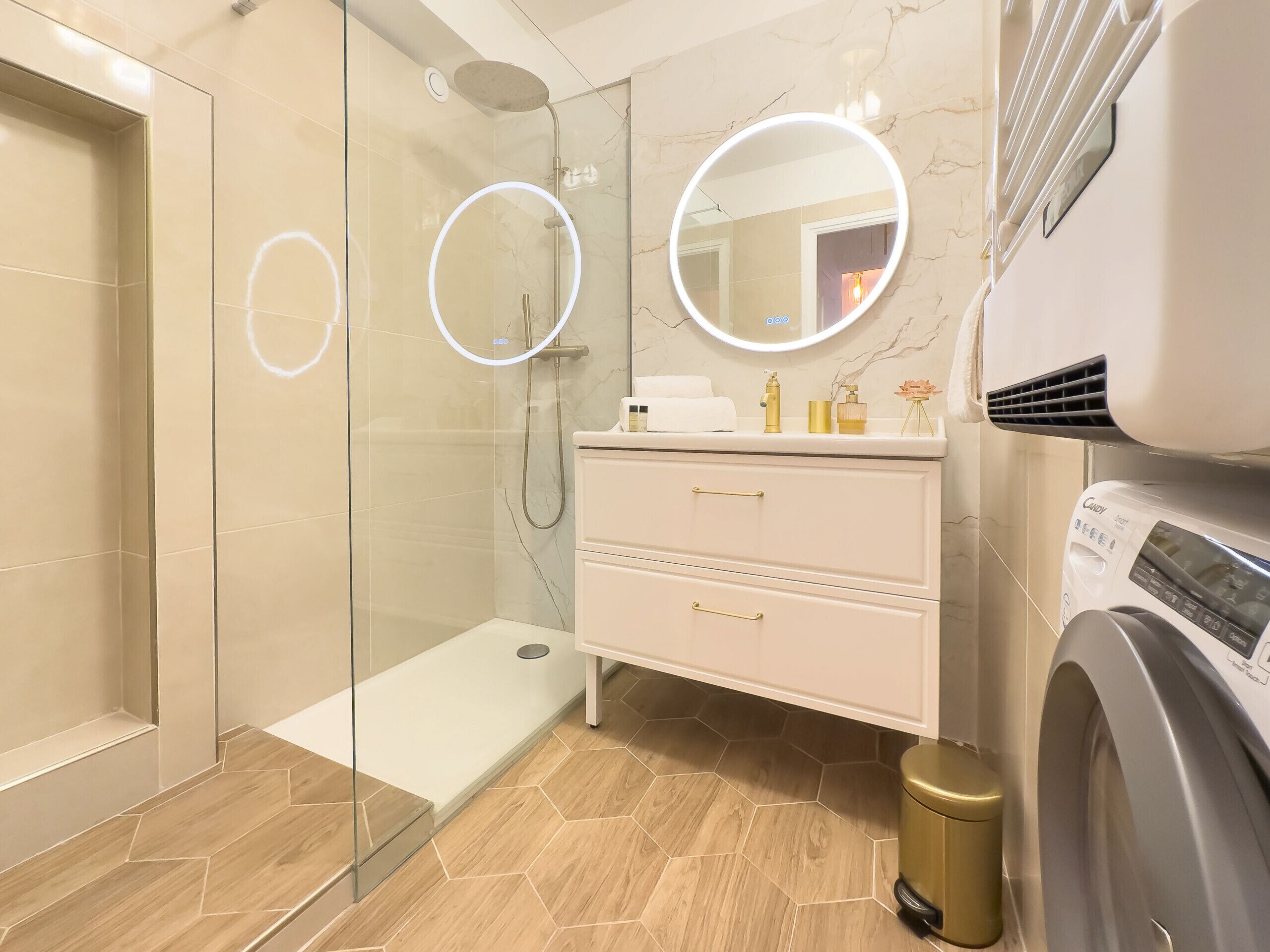 Shower, hair dryer, towels