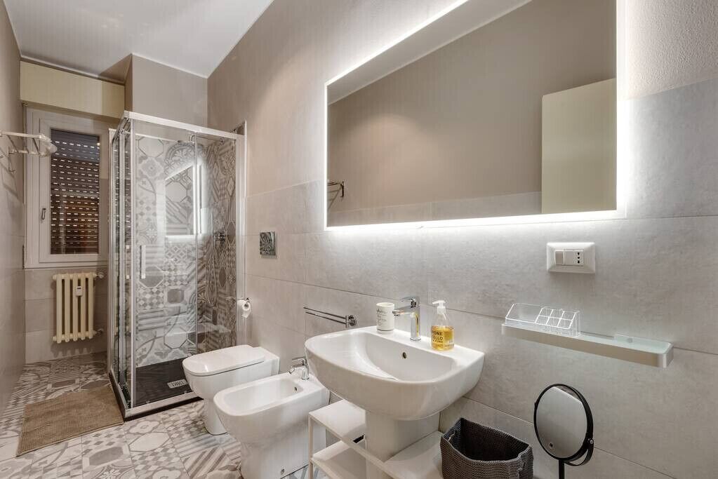 Een douche, een haardroger, een bidet, handdoeken