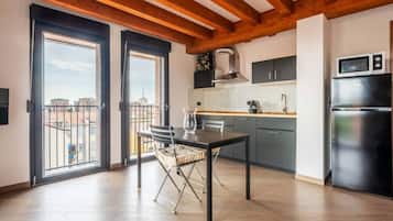 Frigorifero, microonde, forno, piano cottura