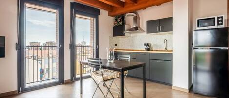 Een koelkast, een magnetron, een oven, een kookplaat