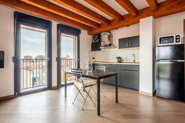 Fridge, microwave, oven, stovetop