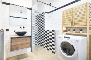 Dusche, Haartrockner, Bidet, Handtücher