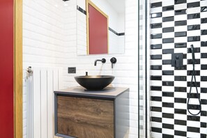 Douche, sèche-cheveux, bidet, serviettes fournies