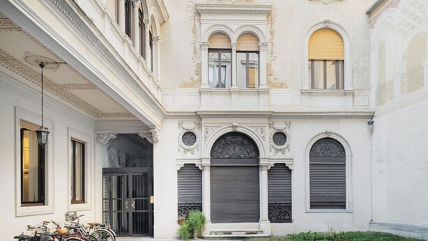 A historic building with ornate architectural details, including a central arched doorway and decorative moldings. - Easylife - Cozy studio in Via Torino, perfect location to visit the city (Milano)