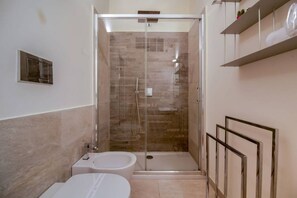 Douche, sèche-cheveux, bidet