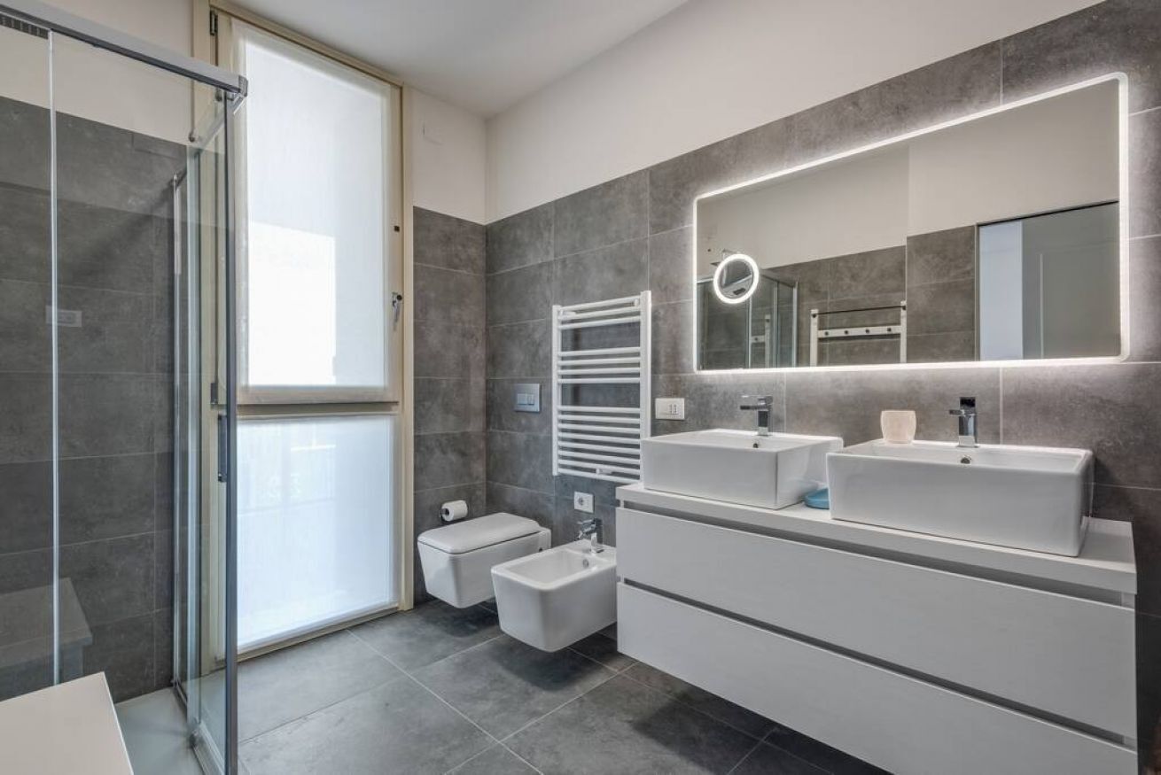 Regadera, secadora de cabello, bidet, toallas 