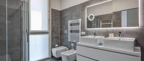 Regadera, secadora de cabello, bidet, toallas