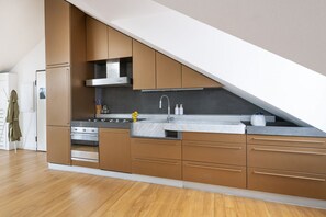 冷蔵庫、電子レンジ、オーブン、コンロ