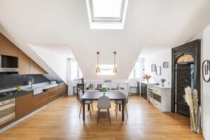 Fridge, microwave, oven, stovetop - Easy Life - Splendid luxury penthouse with terrace in Porta Garibaldi (Milano)