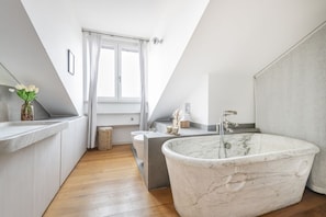Shower, hair dryer, bidet, towels