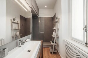 Ducha, secador de pelo y bidé