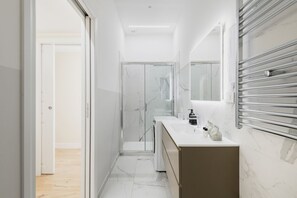Dusche, Bidet, Handtücher