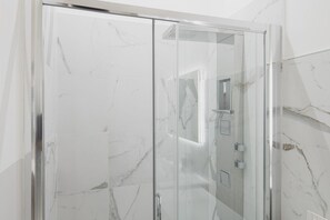 Douche, bidet, serviettes fournies