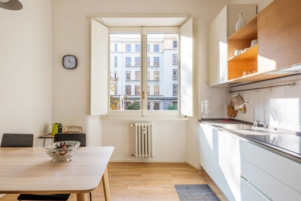 Réfrigérateur, four à micro-ondes, surface de cuisson, lave-vaisselle