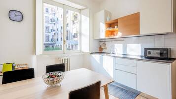 Réfrigérateur, micro-ondes, plaque de cuisson, lave-vaisselle