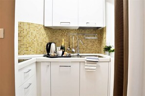 Fridge, microwave, oven, stovetop - Easylife - Warm one-bedroom apartment with outdoor space in NoLo area (Milano)