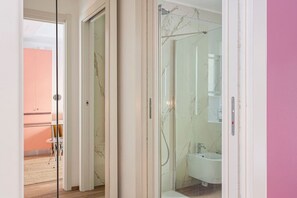 Bruser, hårtørrer, bidet
