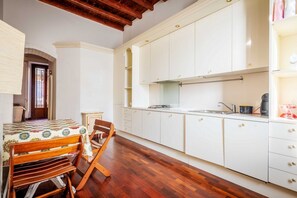 Fridge, microwave, oven, stovetop - Easylife - Cozy and fancy studio on the Navigli (Milano)