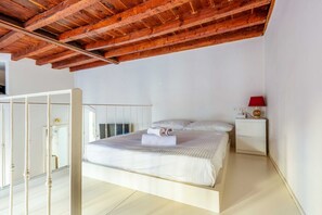 1 slaapkamer, een strijkplank/strijkijzer, wifi, beddengoed