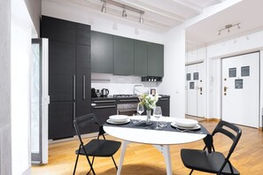 Fridge, oven, stovetop, dishwasher