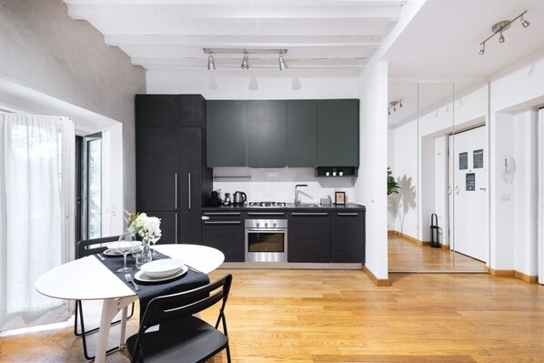 冷蔵庫、オーブン、コンロ、食器洗い機