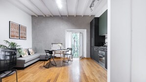 Una cocina moderna con armarios oscuros y un comedor con mesa y sillas.