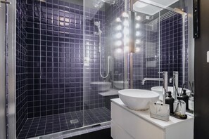 Dusche, Haartrockner, Bidet, Handtücher
