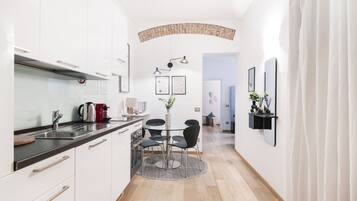 Réfrigérateur, four, plaque de cuisson, lave-vaisselle