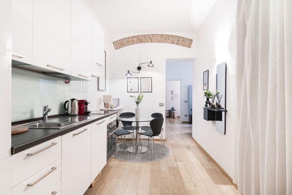 Fridge, oven, stovetop, dishwasher