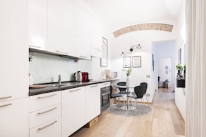 Réfrigérateur, un four, surface de cuisson, lave-vaisselle