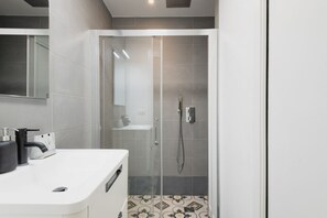 Shower, bidet, towels