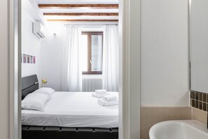 1 bedroom, iron/ironing board, WiFi, bed sheets - Easylife - Enchanting apartment on the Navigli (Milano)