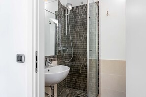 Dusche, Haartrockner, Bidet, Handtücher