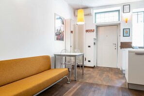 TV - Easylife - Enchanting apartment on the Navigli (Milano)