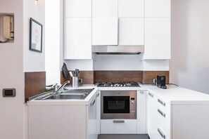 Een koelkast, een oven, een kookplaat, een vaatwasser