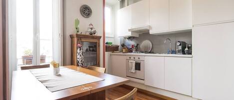 冷蔵庫、コンロ、コーヒー / ティーメーカー、調理器具と食器