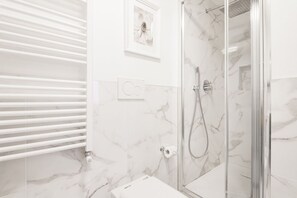 Een douche, een haardroger, een bidet, handdoeken