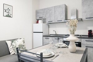 Fridge, oven, stovetop, dishwasher