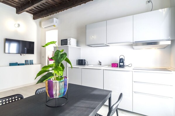 Fridge, microwave, stovetop, dishwasher