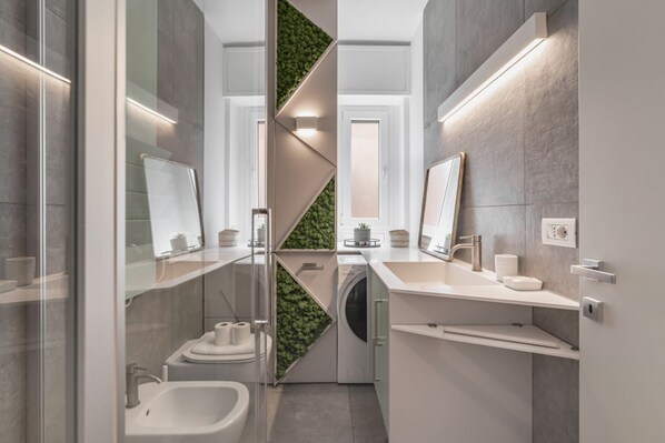 Ducha, artículos de higiene personal gratuitos, secador de pelo y bidé