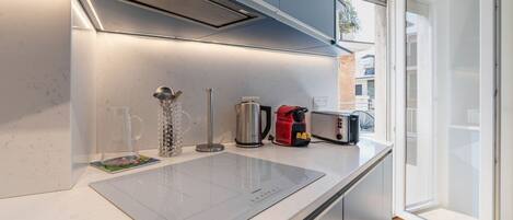 Réfrigérateur, micro-ondes, four, plaque de cuisson