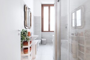 Ducha, secador de pelo y bidé
