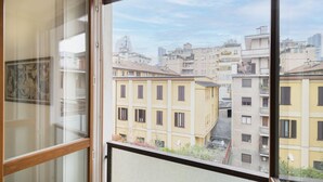 A view from a window of a building with multiple floors, featuring balconies and a cityscape in the background. - Easylife - Charming flat 5 min from Centrale (Milano)