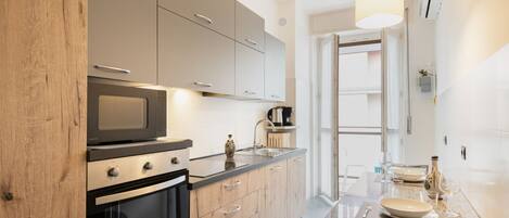 Kühlschrank, Mikrowelle, Ofen, Herdplatte