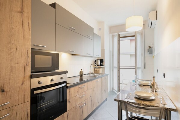 Fridge, microwave, oven, stovetop