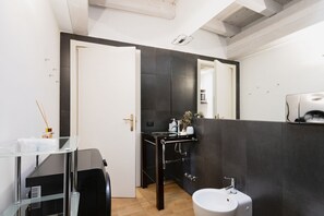 Shower, bidet, towels