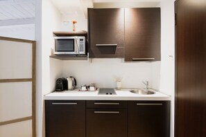 Fridge, microwave, stovetop, coffee/tea maker