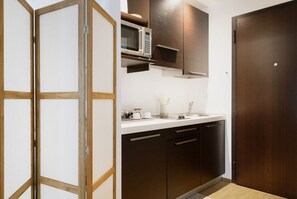 Kühlschrank, Mikrowelle, Herdplatte, Wasserkocher mit Kaffee-/Teezubehör